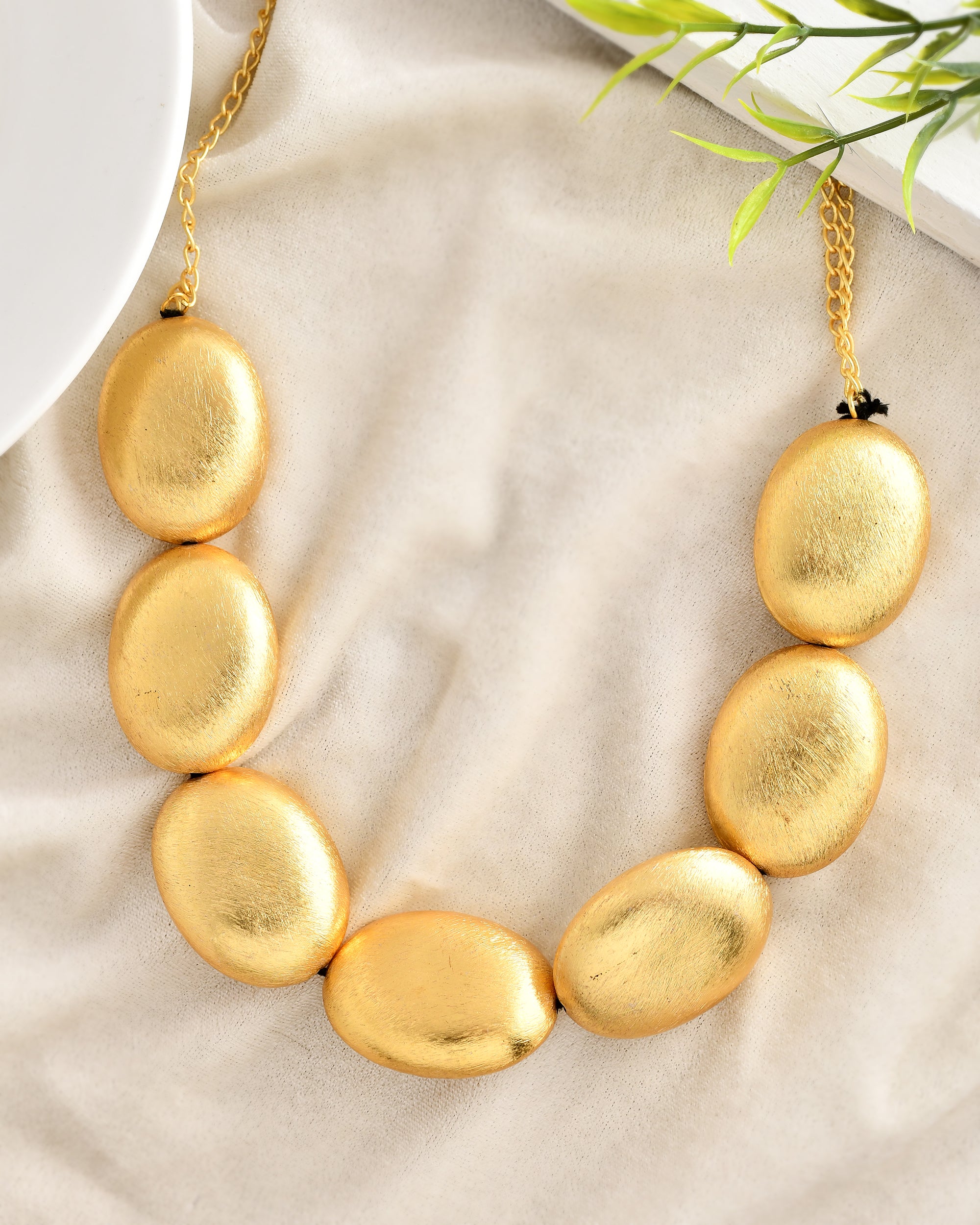 GEOMETRIC OVAL GOLD NECKLACE